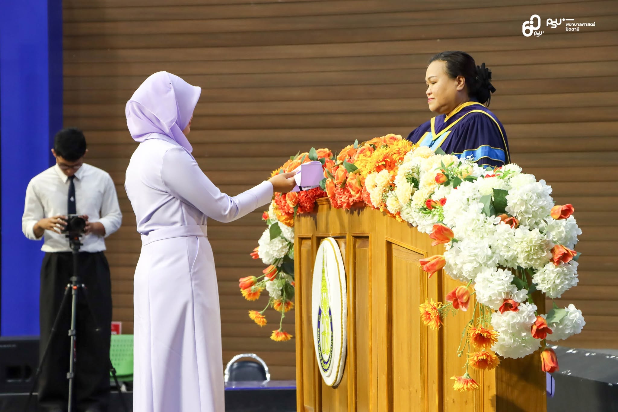 ภาพบรรยากาศพิธีมอบหมวกและประกาศนียบัตร